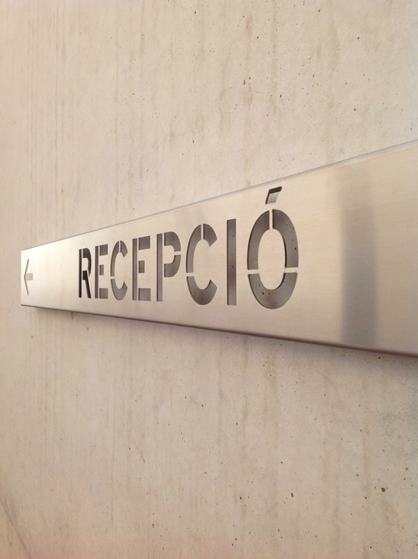 VISLUM proyecto de señalizacion exterior en acero inox VISLUM proyecto de señalizacion exterior en acero inox