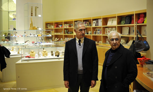 VISLUM producción de las vitrinas para tienda Museo Guggenheim Bilbao VISLUM producción de las vitrinas para tienda Museo Guggenheim Bilbao