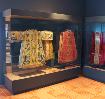 VISLUM vitrinas para exposici&oacute;n de trajes lit&uacute;rgicos