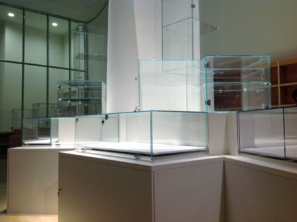 VISLUM vitrinas cristal soldado para tienda Museo Guggenheim VISLUM vitrinas cristal soldado para tienda Museo Guggenheim