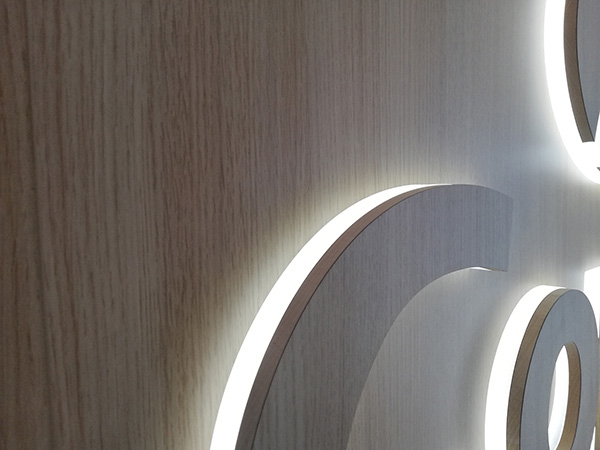 VISLUM detalle r&oacute;tulo madera retroiluminado CONDIS
