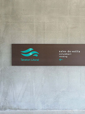 VISLUM señalización Tanatori Litoral en Barcelona VISLUM papelera abertura con sensor