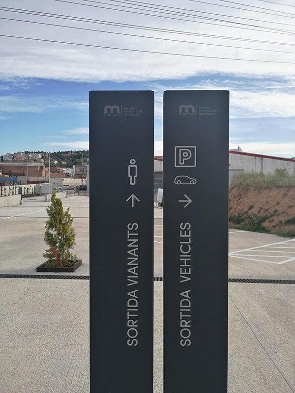 VISLUM Tanatorio de MANRESA totems se&ntilde;alizacion