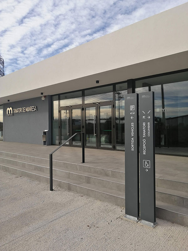 VISLUM Tanatorio de MANRESA se&ntilde;alizacion exterior edificio