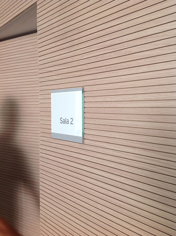 VISLUM señalización interior aluminio salas Tanatotorio VISLUM señalización interior aluminio salas Tanatotorio
