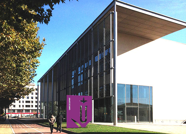 VISLUM Universitat de Lleida elemento corporativo en hormigon