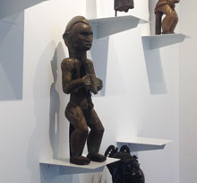 VISLUM soportes para exposici&oacute;n arte africano
