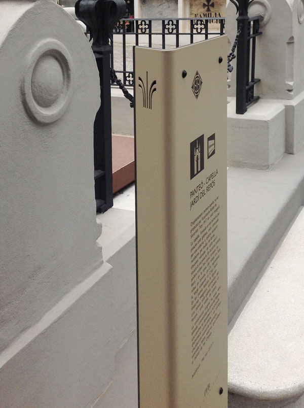VISLUM totems de se&ntilde;alizaci&oacute;n para exterior en el Cementerio de Sant Feliu