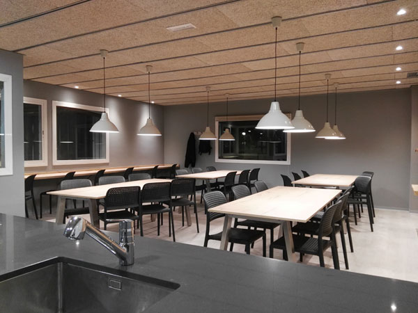 VISLUM dise&ntilde;o de espacio comedor y office para f&aacute;brica en Llinars