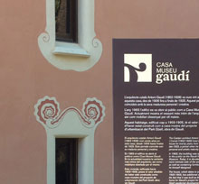 VISLUM postes separadores y catenarias murales para Casa Museo Gaud&iacute;