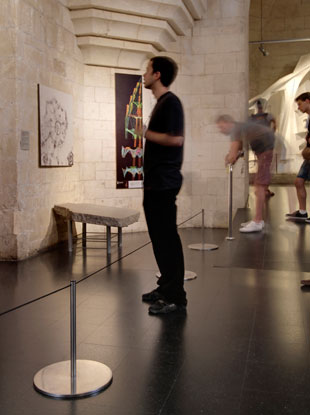 VISLUM vitrinas tienda Museo Guggenheim Bilbao VISLUM catenarias y postes separadores Museo Sagrada Familia