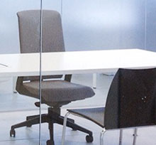 VIslum reforma y equipamiento de mesas y sillas operativas en oficinas Llinars