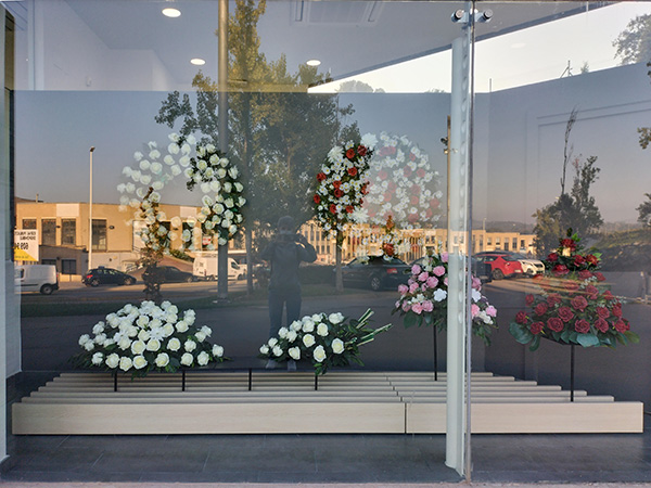 VISLUM escaparate de flores para Tanatorio de Rubi, en Barcelona